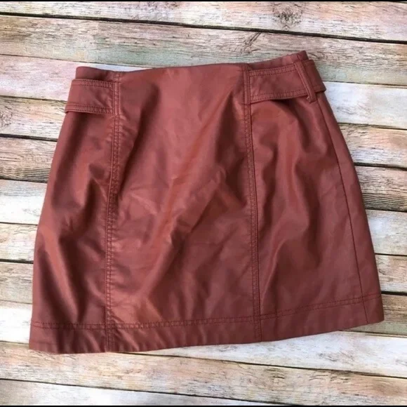 - Size 4 Free People Feelin Fresh Faux Leather Skirt - Picture 6 of 6